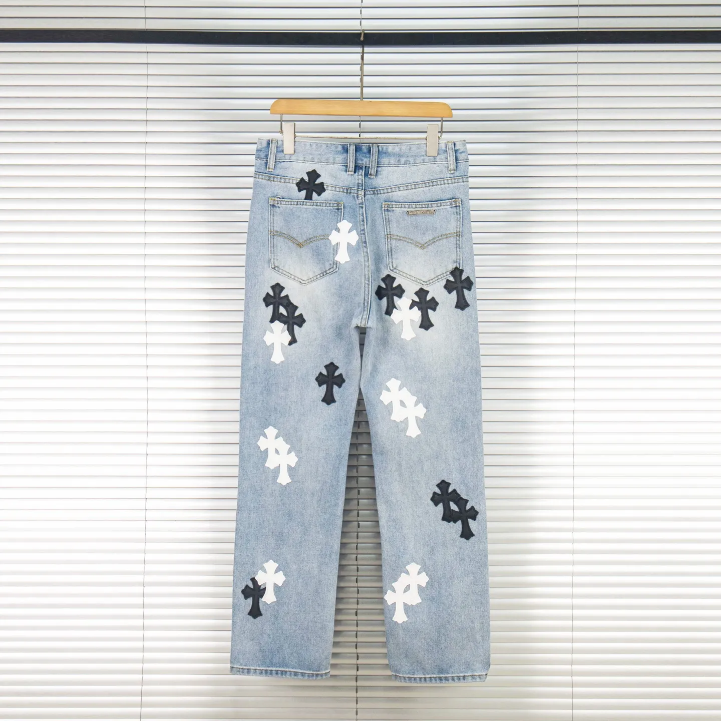 P240 Chrome Hearts light blue, black and white multi-quick leather couple jeans are a hot item this season and are sought after by countless celebrities and fashionistas. The neat details of the cutting process add color to the playful fashion! The neat and meticulous design, and the well-fitting structure is unique. The upper body not only has outstanding recognition, but also looks younger and younger. A style with the ultimate wearing meaning and performance, gorgeous color matching, and the craftsmanship of this style is also extremely extraordinary. After the finished product is washed, it is disassembled and hand-made with sheepskin cross leather and then spliced ​​together to complete. The whole piece has too many craftsmanship to describe. It is decorated with patchwork cross flowers and high-waisted washed jeans! ! Absolutely high-end luxury product, a god-level single product, a super popular product, made by top heavy industry, a magic weapon that cannot be missed. Style number: 1830# Size: 28 30 32 34 36 Color: light blue
